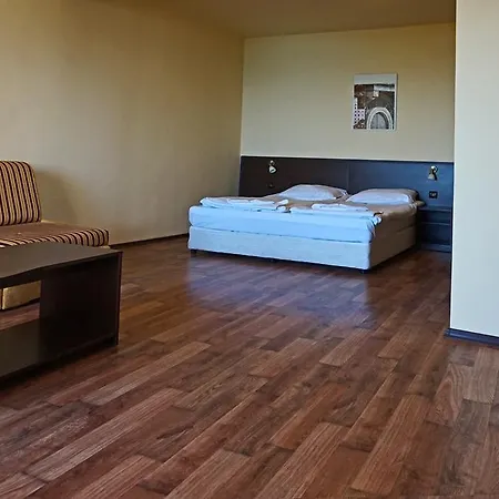 Hotel Bisser - Free Parking - Free Pool Access