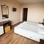 Bisser - Free Parking - Free Pool Access Hotel