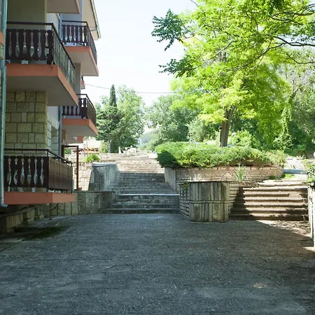 ホテル Bisser - Free Parking - Free Pool Access