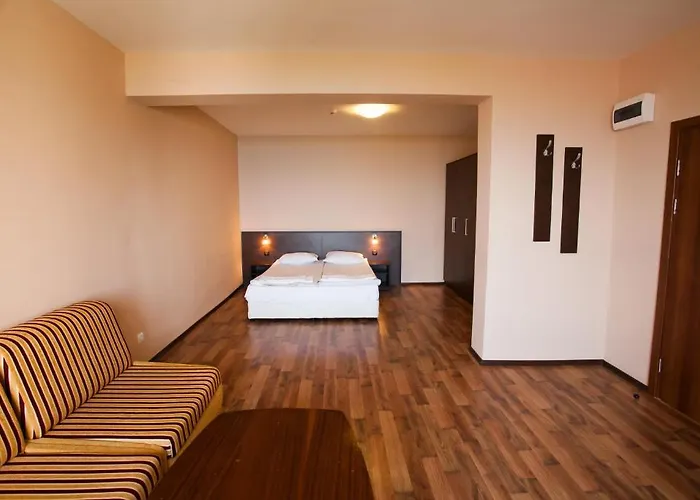 Bisser - Free Parking - Free Pool Access Hotel