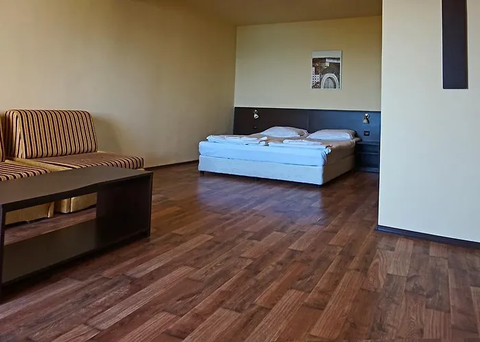 Hotel Bisser - Free Parking - Free Pool Access