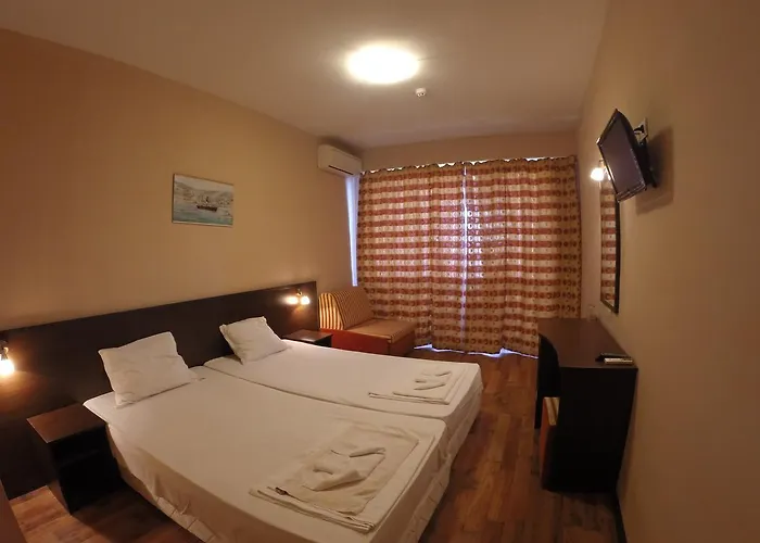 Hotel Bisser - Free Parking - Free Pool Access Balchik