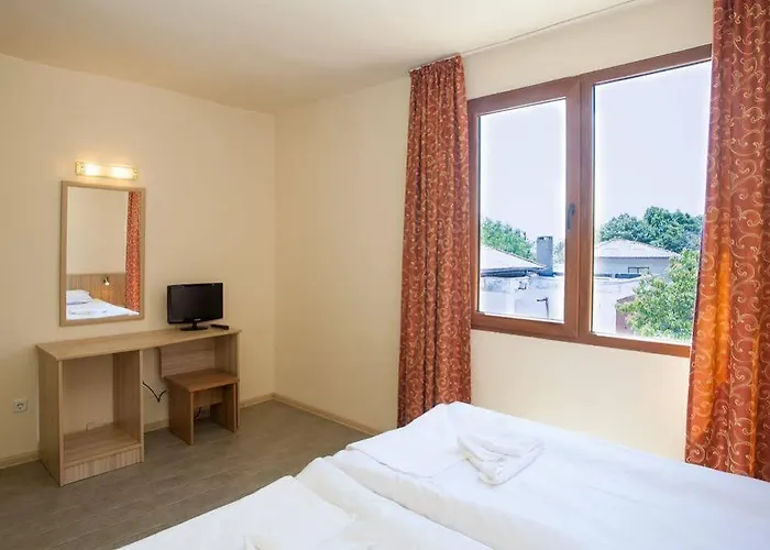 Hotel Bisser - Free Parking - Free Pool Access Balchik